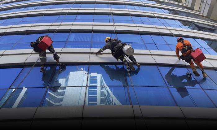 شستشو نمای پاساژ با طناب حتما باید توسط متخصص انجام شود