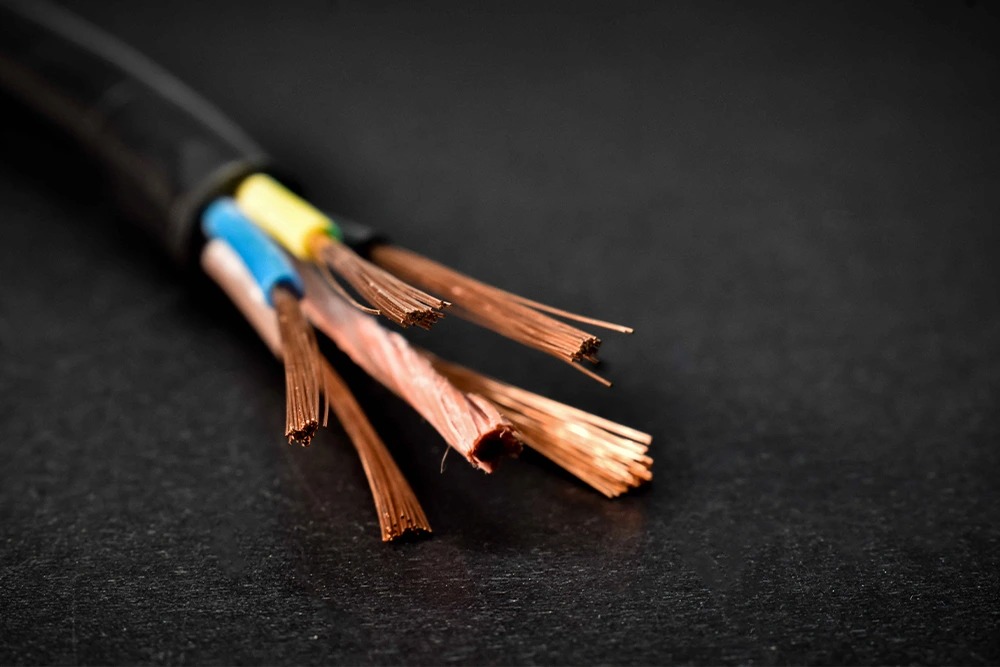 قیمت سیم و کابل در ایران و نقش نوسانات دلار در بالا و پایین شدن آن